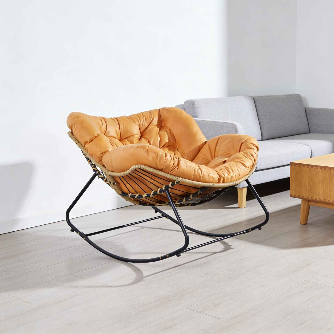 Fotoliu relaxant confortabil tip balansoar, cadru metalic, design anti-rasturnare, stil modern, perna moale detasabila si usor de curatat