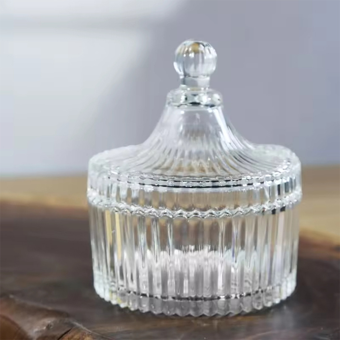 Vas decorativ din sticla cu capac pentru bomboane sau lumanari, 13 x 10.5 cm