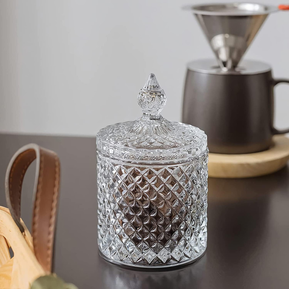 Vas decorativ din sticlă cu capac, design diamant, pentru bomboane sau lumanari, 13.5 x 8.5 cm