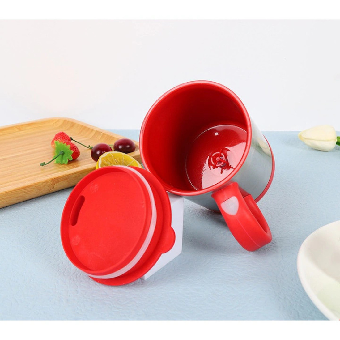 Cana cu amestecare automata cu capac, 350 ml, Self Stirring Mug, diametru 9 cm, rosie