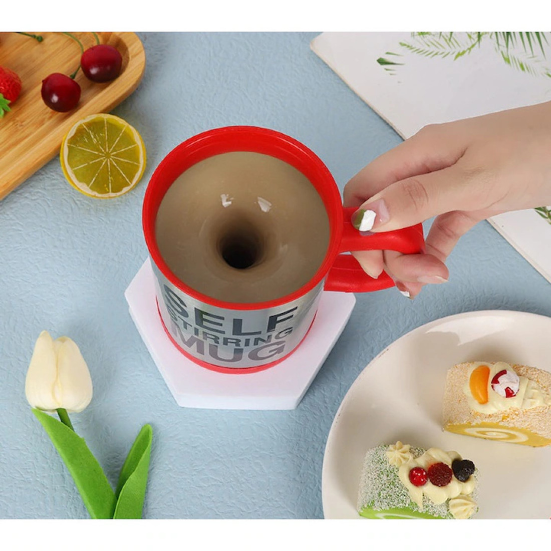 Cana cu amestecare automata cu capac, 350 ml, Self Stirring Mug, diametru 9 cm, rosie