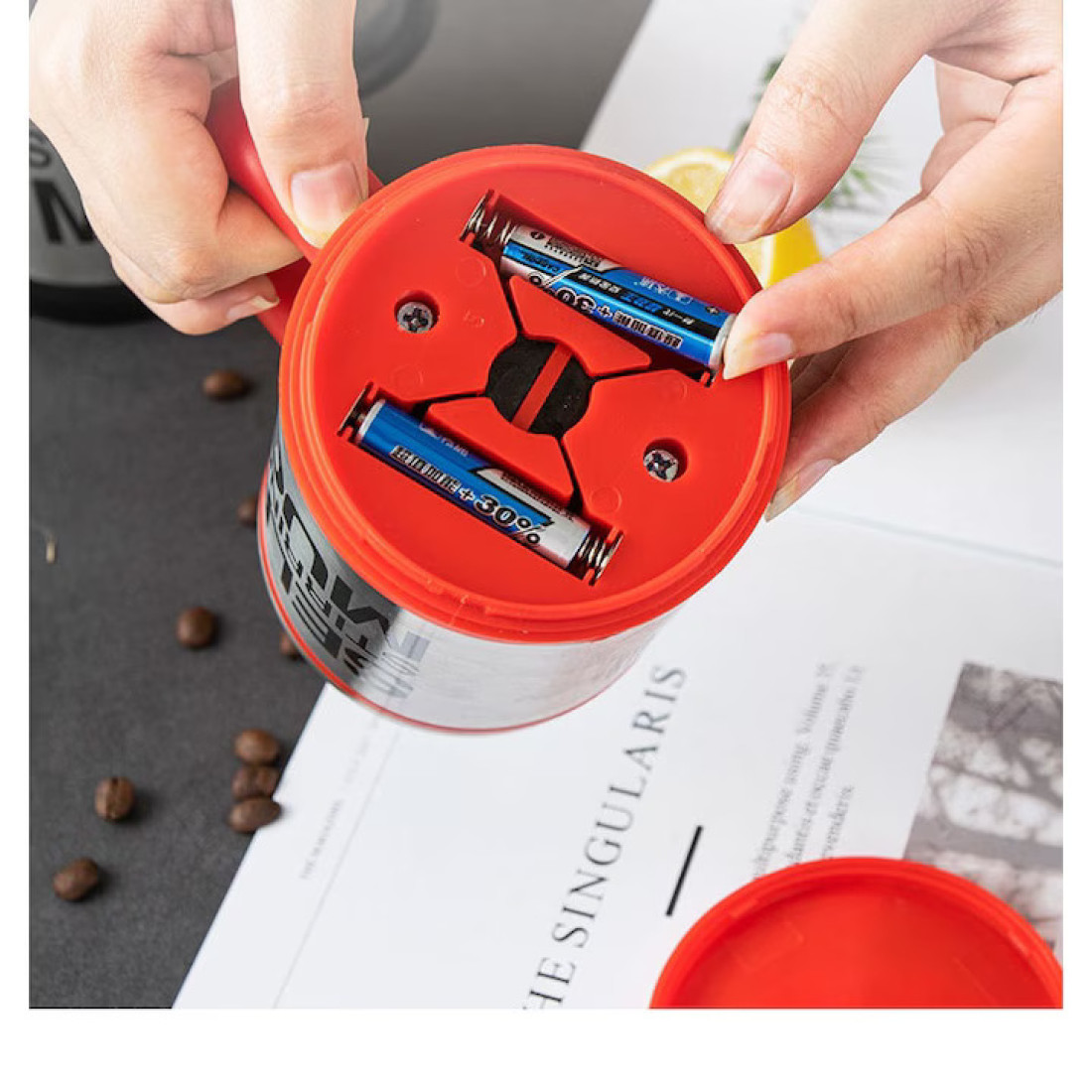 Cana cu amestecare automata cu capac, 350 ml, Self Stirring Mug, diametru 9 cm, rosie