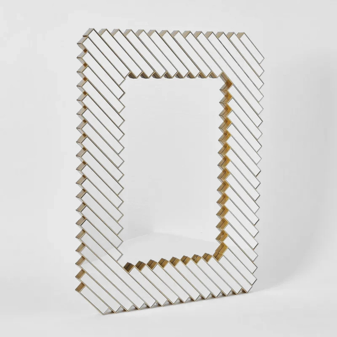 Oglinda decorativa perete cu rama geometrica aurie, 74x55 cm, design modern elegant cu elemente geometrice dispuse diagonal