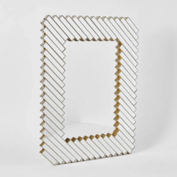 Oglinda decorativa perete cu rama geometrica aurie, 74x55 cm, design modern elegant cu elemente geometrice dispuse diagonal