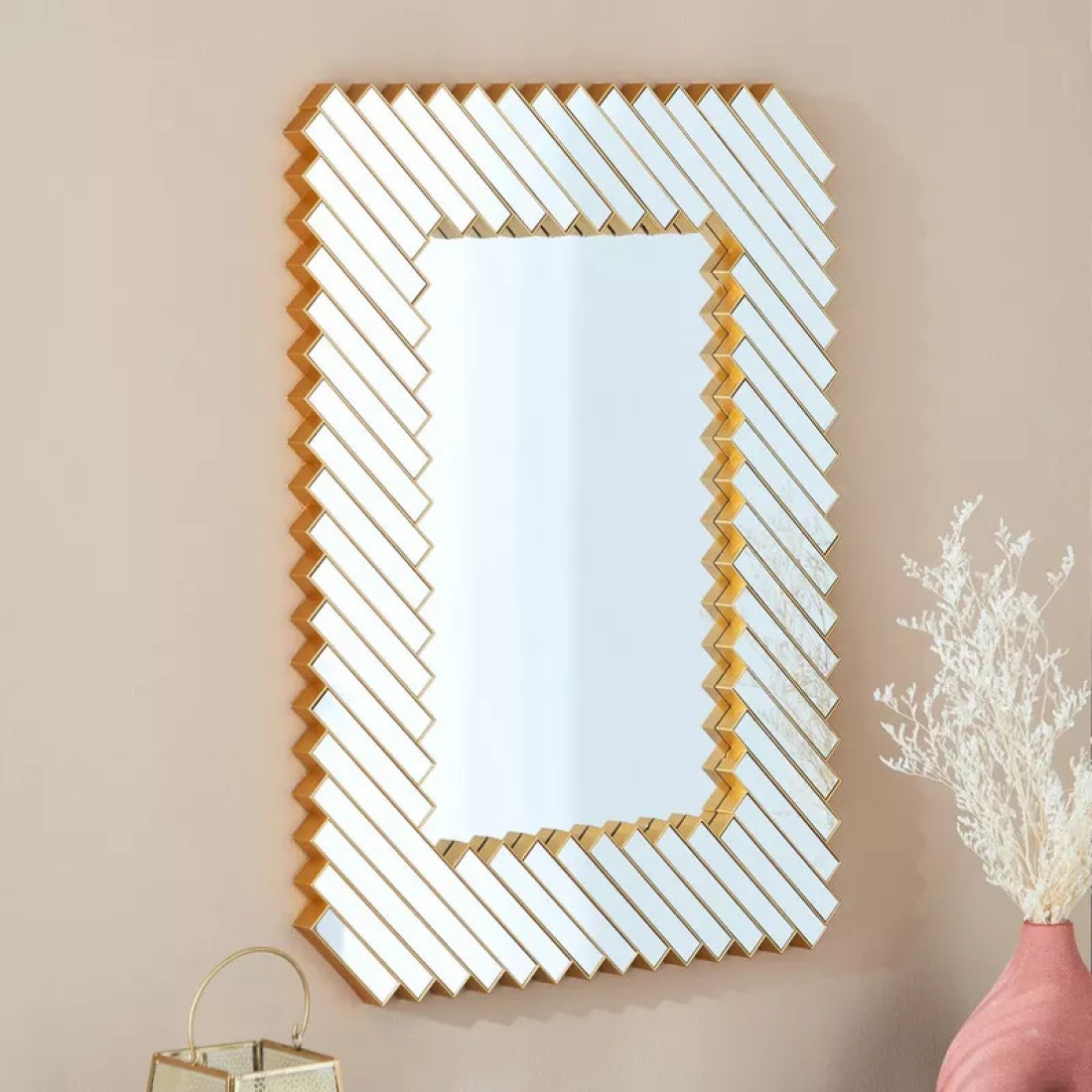 Oglinda decorativa perete cu rama geometrica aurie, 74x55 cm, design modern elegant cu elemente geometrice dispuse diagonal