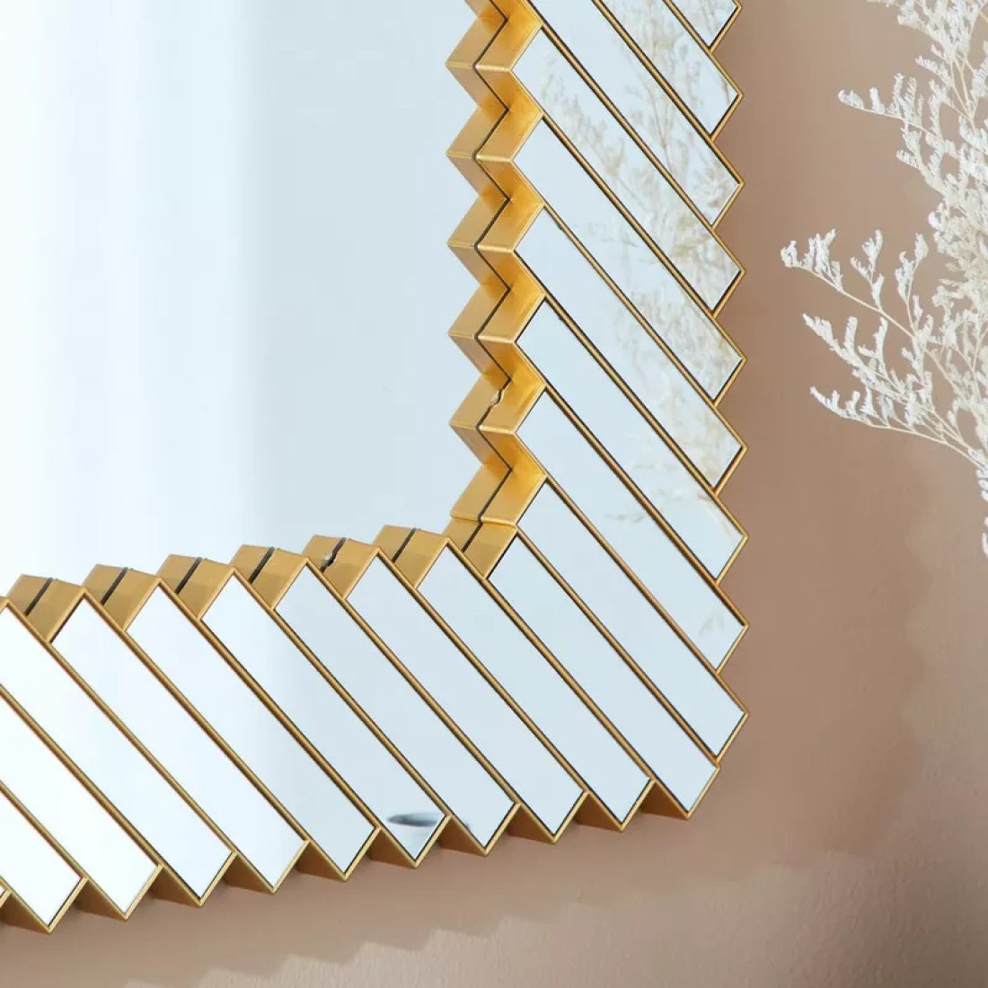 Oglinda decorativa perete cu rama geometrica aurie, 74x55 cm, design modern elegant cu elemente geometrice dispuse diagonal