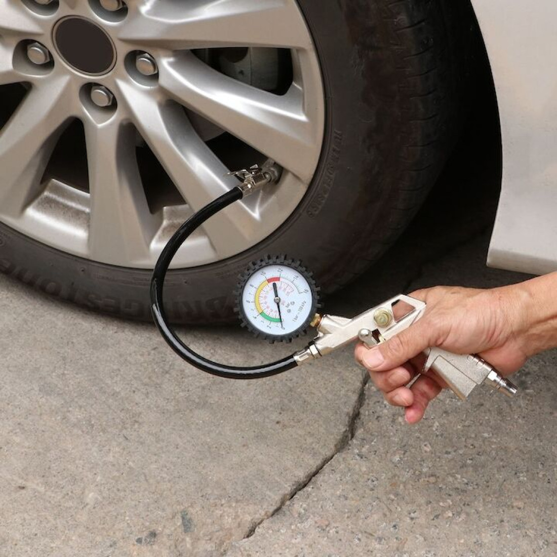 Pistol de umflat cu manometru, 0-12 bar, 0-220 PSI, furtun de 35 cm Pistol de umflat cu manometru, 0-12 bar, 0-220 PSI, furtun de 35 cm