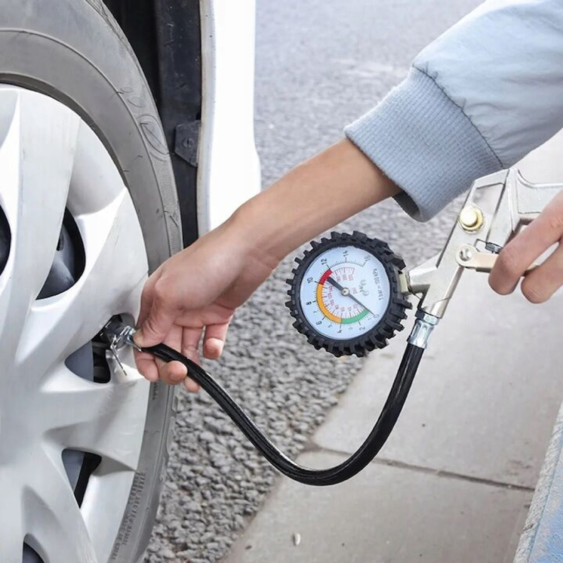 Pistol de umflat cu manometru, 0-12 bar, 0-220 PSI, furtun de 35 cm Pistol de umflat cu manometru, 0-12 bar, 0-220 PSI, furtun de 35 cm