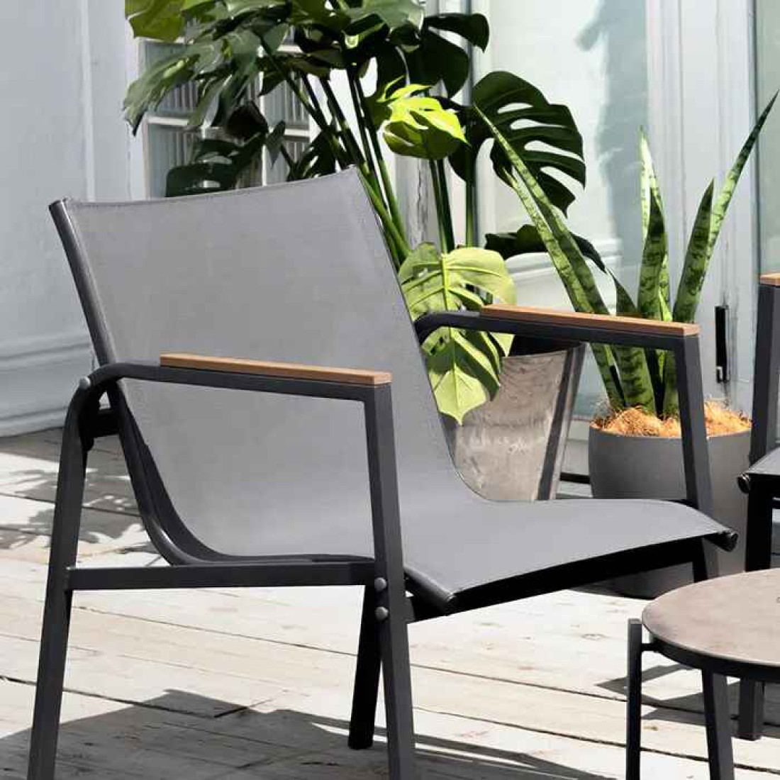 Set 4 piese mobilier de gradina, doua scaune, canapea si masa, design modern si elegant, materialele durabile Set 4 piese mobilier de gradina, doua scaune, canapea si masa, design modern si elegant, materialele durabile