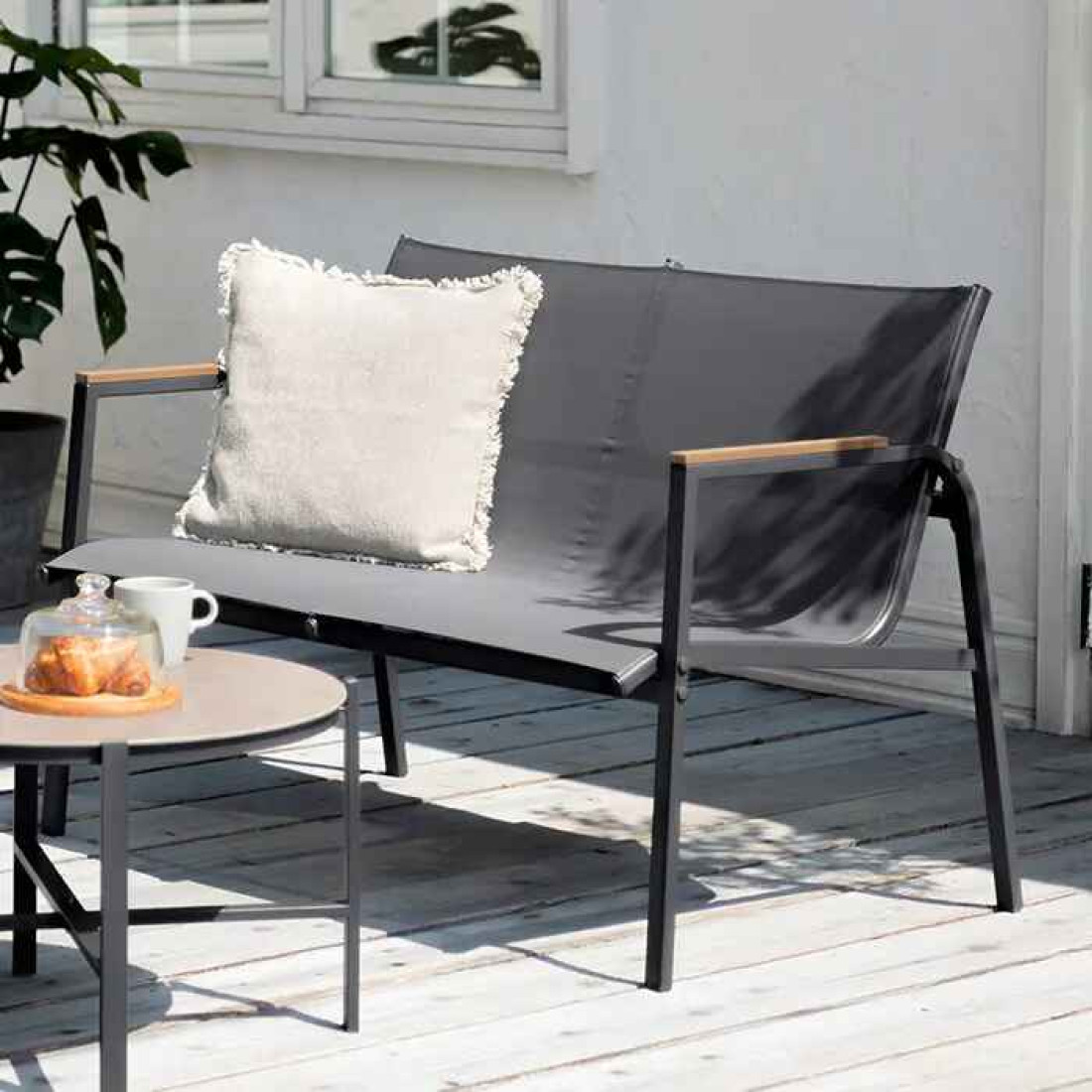 Set 4 piese mobilier de gradina, doua scaune, canapea si masa, design modern si elegant, materialele durabile Set 4 piese mobilier de gradina, doua scaune, canapea si masa, design modern si elegant, materialele durabile