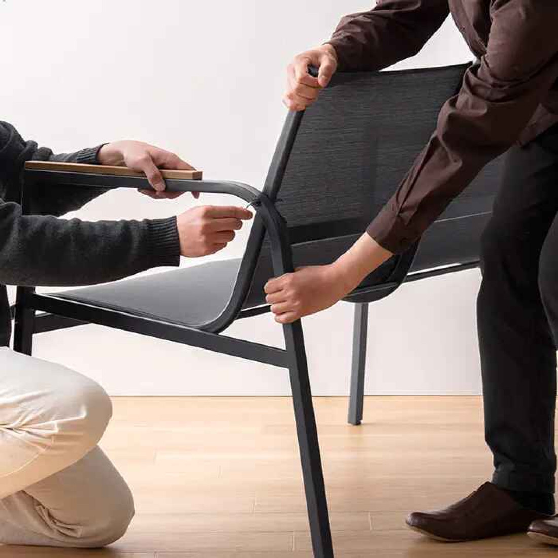 Set 4 piese mobilier de gradina, doua scaune, canapea si masa, design modern si elegant, materialele durabile Set 4 piese mobilier de gradina, doua scaune, canapea si masa, design modern si elegant, materialele durabile