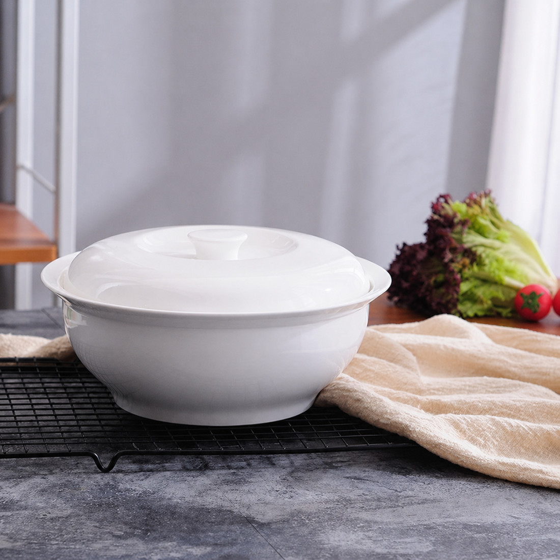 Supiera cu capac, simpla, design minimalist, 24 cm diametru, 10 cm inaltime, portelan alb