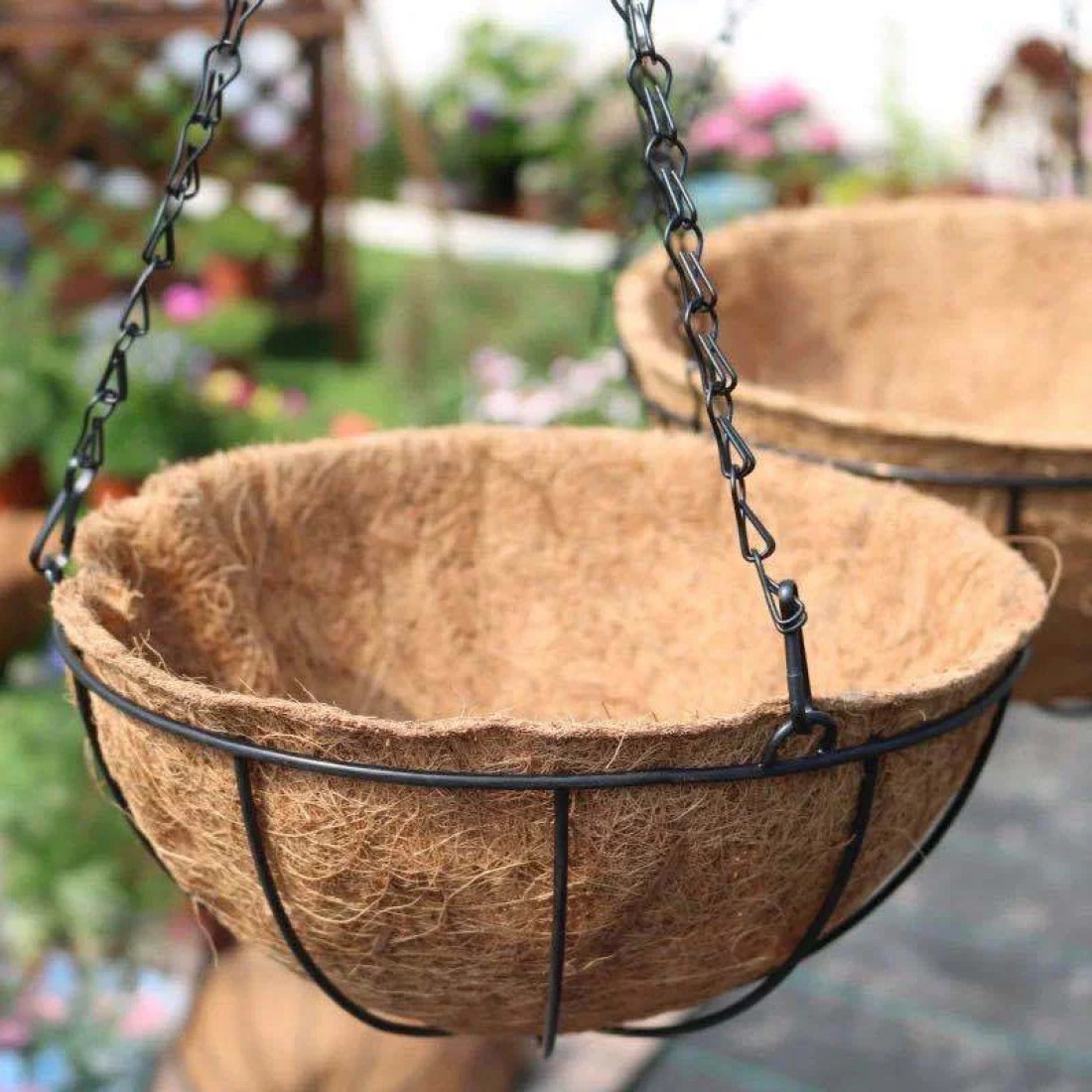 Cos ghiveci suspendat pentru flori, maro, otel + fibra cocos, cu lant si carlig, 30 cm diametru, design traditional rustic