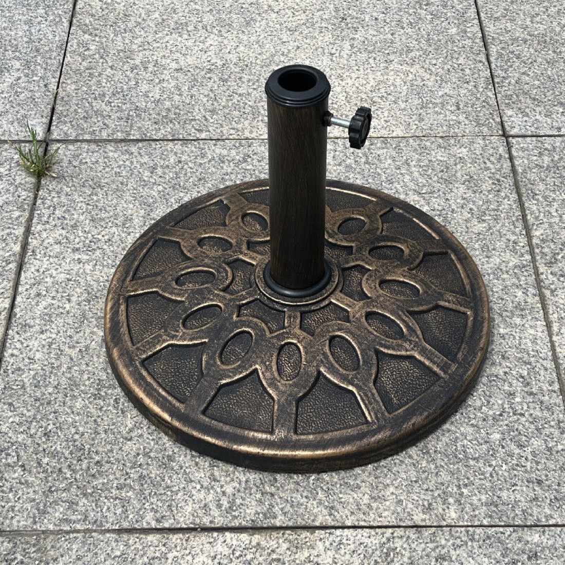 Suport metalic pentru umbrela de exterior, 8 kg, rotund, design circular elegant, fixare stabila, bronz Suport metalic pentru umbrela de exterior, 8 kg, rotund, design circular elegant, fixare stabila, bronz