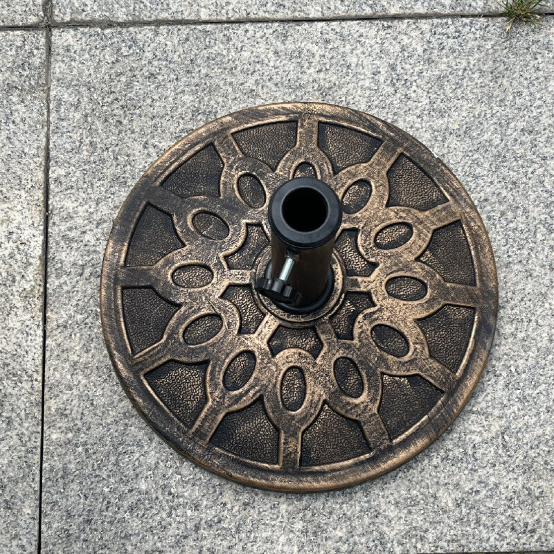 Suport metalic pentru umbrela de exterior, 8 kg, rotund, design circular elegant, fixare stabila, bronz Suport metalic pentru umbrela de exterior, 8 kg, rotund, design circular elegant, fixare stabila, bronz