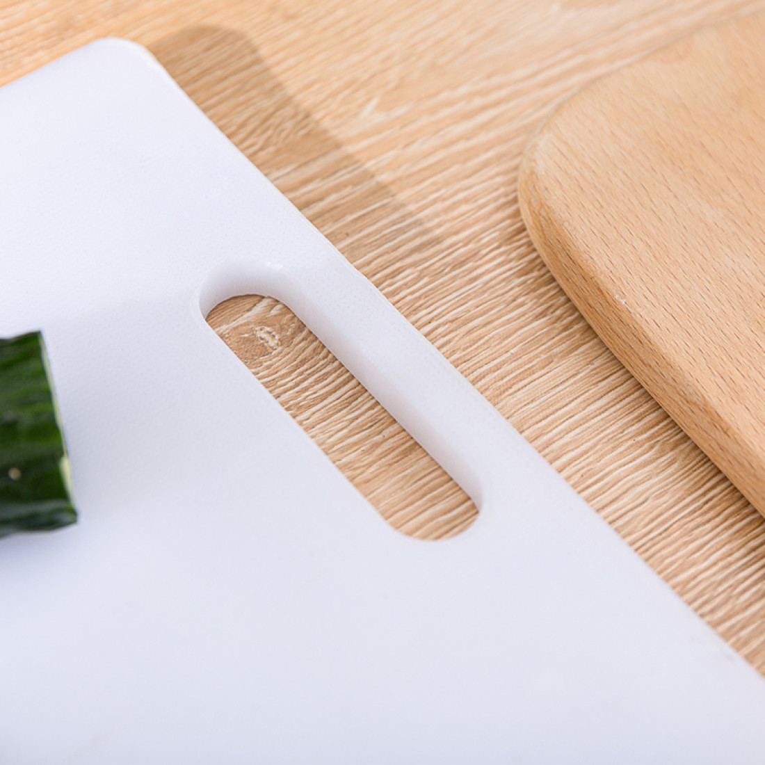 Tocator bucatarie din plastic, rezistent la zgarieturi, bland cu lamele cutitelor, usor si durabil, 43.5 x 27.5 cm Tocator bucatarie din plastic, rezistent la zgarieturi, bland cu lamele cutitelor, usor si durabil, 43.5 x 27.5 cm