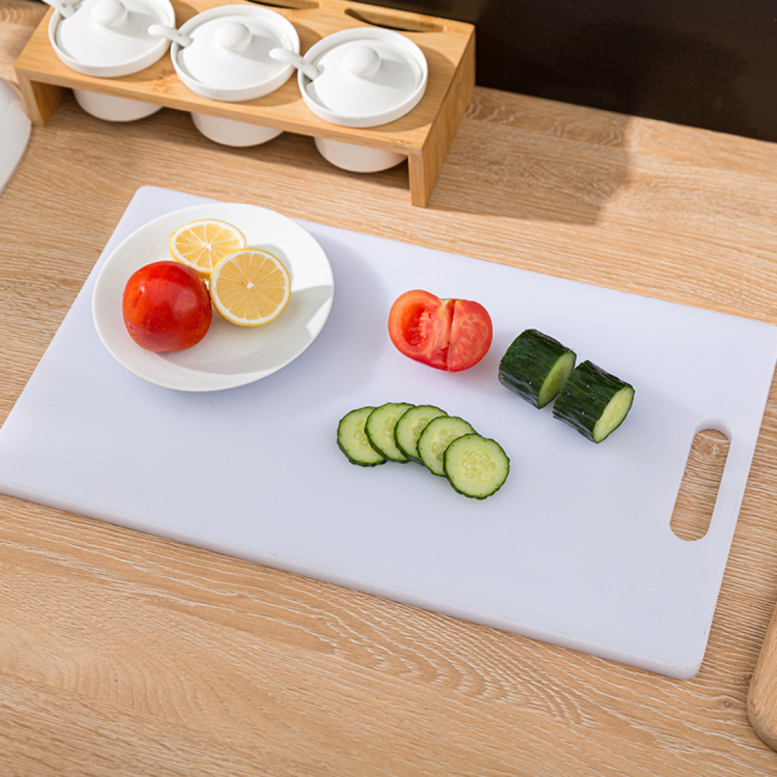Tocator bucatarie din plastic, rezistent la zgarieturi, bland cu lamele cutitelor, usor si durabil, 43.5 x 27.5 cm Tocator bucatarie din plastic, rezistent la zgarieturi, bland cu lamele cutitelor, usor si durabil, 43.5 x 27.5 cm
