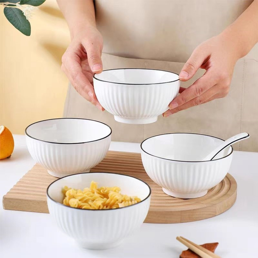 Bol ceramic elegant cu textura striata, 11 cm diametru, alb Bol ceramic elegant cu textura striata, 11 cm diametru, alb