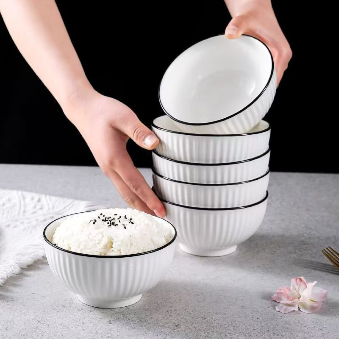 Bol ceramic elegant cu textura striata, 11 cm diametru, alb Bol ceramic elegant cu textura striata, 11 cm diametru, alb