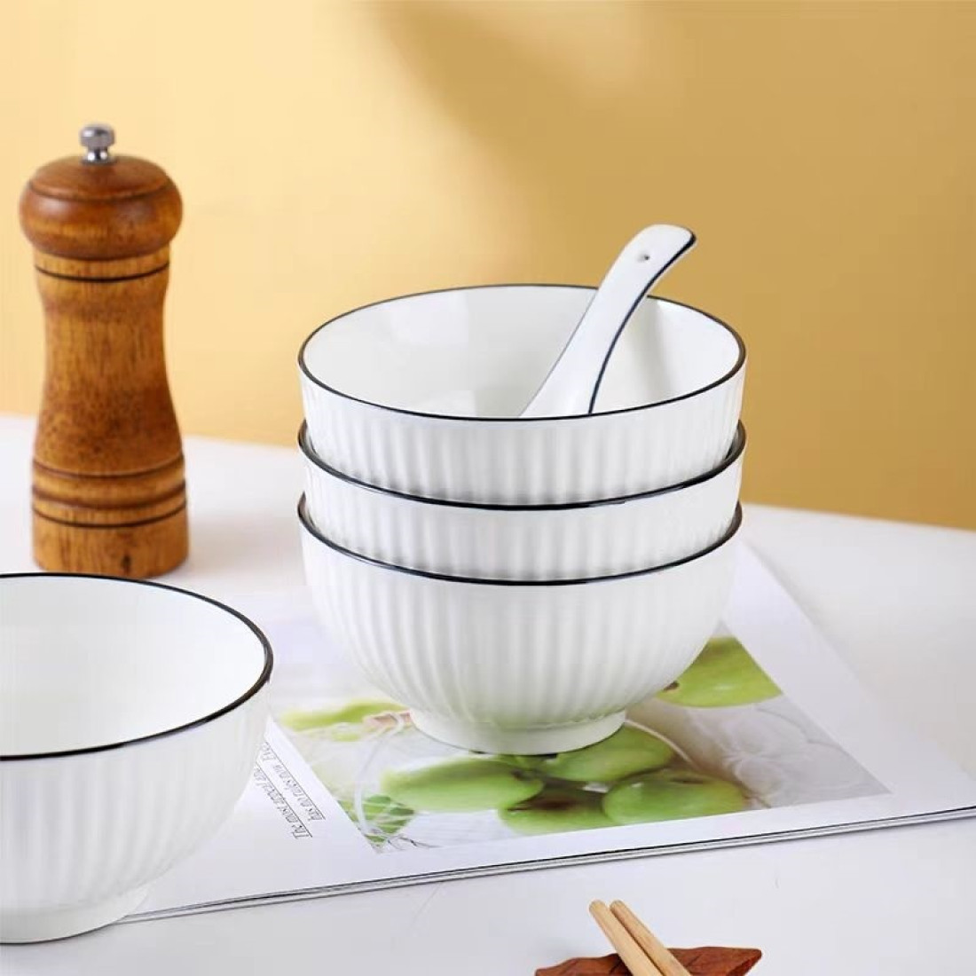 Bol ceramic elegant cu textura striata, 11 cm diametru, alb Bol ceramic elegant cu textura striata, 11 cm diametru, alb