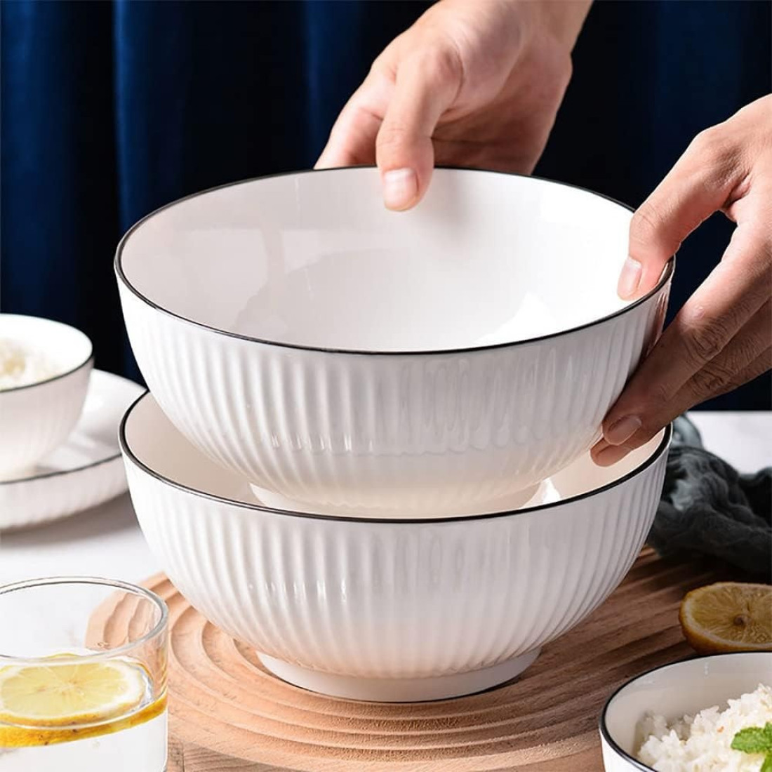 Bol ceramic elegant cu textura striata, 18 cm diametru, 9 cm inaltime, alb