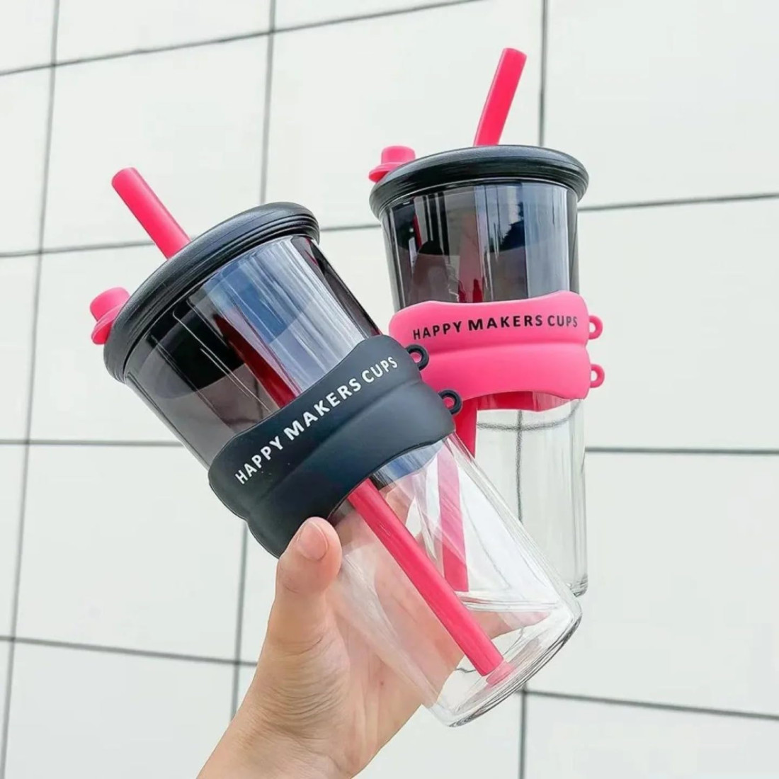 Pahar cu pai Happy Makers Cups, 800 ml, din sticla, capac ermetic, banda din silicon, pentru bauturi calde si reci Pahar cu pai Happy Makers Cups, 800 ml, din sticla, capac ermetic, banda din silicon, pentru bauturi calde si reci