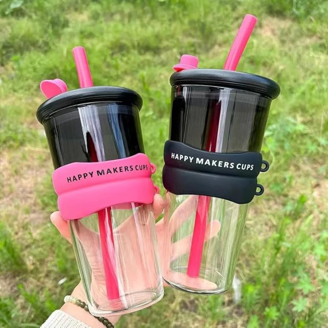 Pahar cu pai Happy Makers Cups, 800 ml, din sticla, capac ermetic, banda din silicon, pentru bauturi calde si reci Pahar cu pai Happy Makers Cups, 800 ml, din sticla, capac ermetic, banda din silicon, pentru bauturi calde si reci
