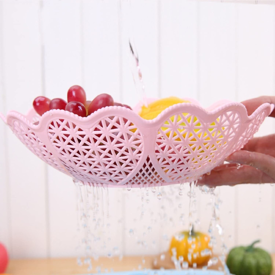 Cos pentru paine si fructe, model decorativ cu inimioare, plastic, diametru 25 cm, inaltime 7 cm Cos pentru paine si fructe, model decorativ cu inimioare, plastic, diametru 25 cm, inaltime 7 cm