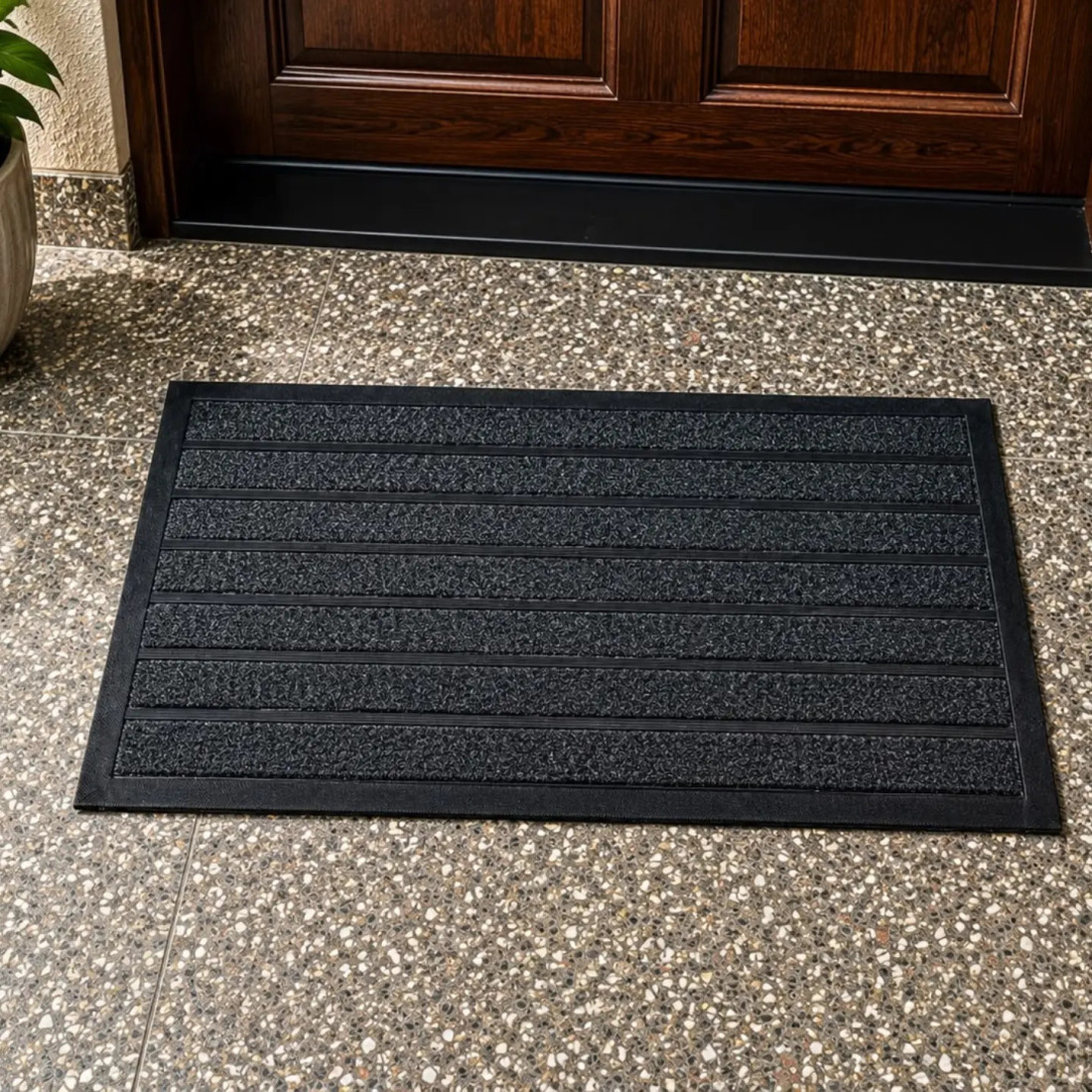 Covoras intrare cauciuc, 75 cm x 45 cm, tip gazon artificial, antiderapant, gri Covoras intrare cauciuc, 75 cm x 45 cm, tip gazon artificial, antiderapant, gri