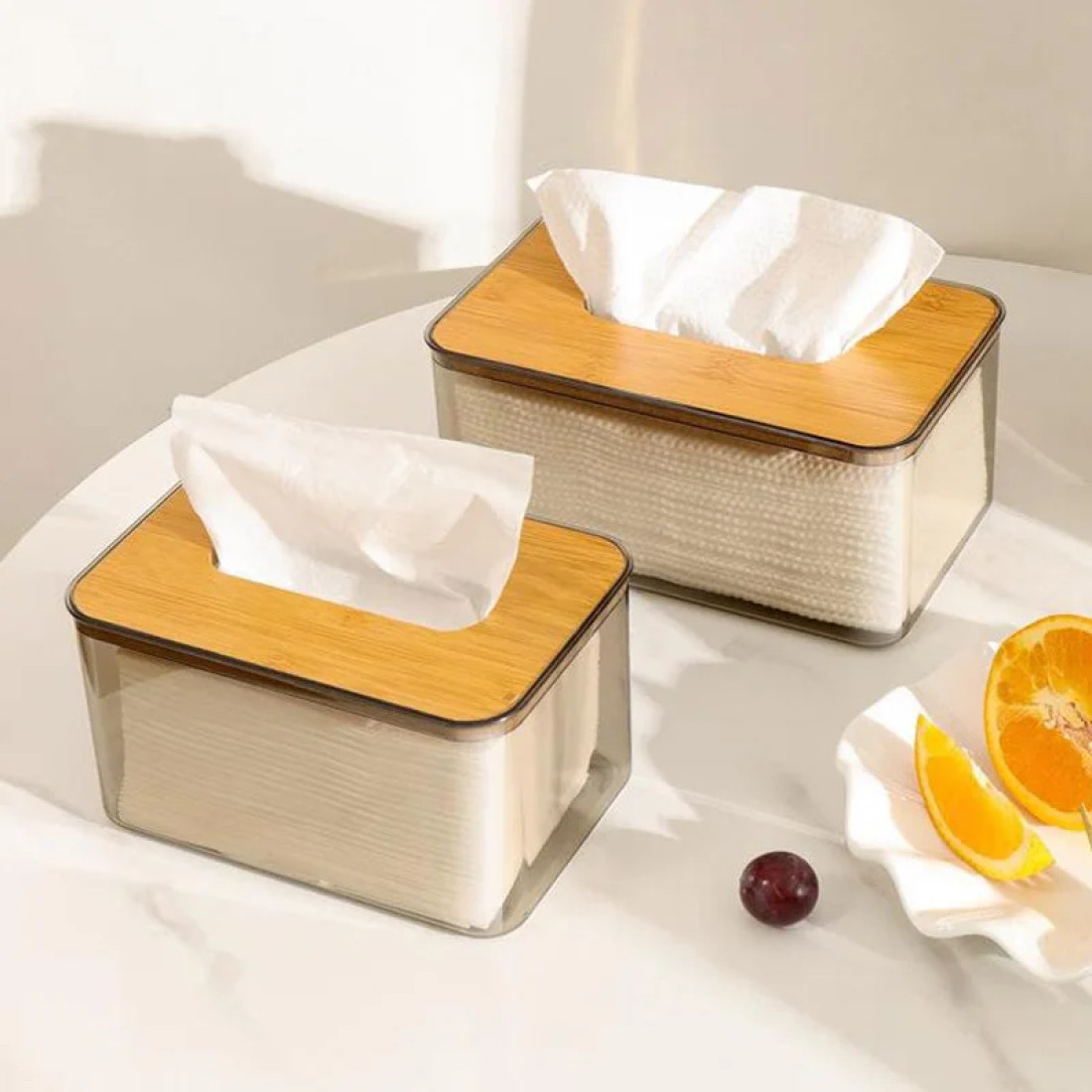 Cutie pentru servetele, corp din plastic transparent cu capac din lemn, 13 x 22 x 10 cm Cutie pentru servetele, corp din plastic transparent cu capac din lemn, 13 x 22 x 10 cm
