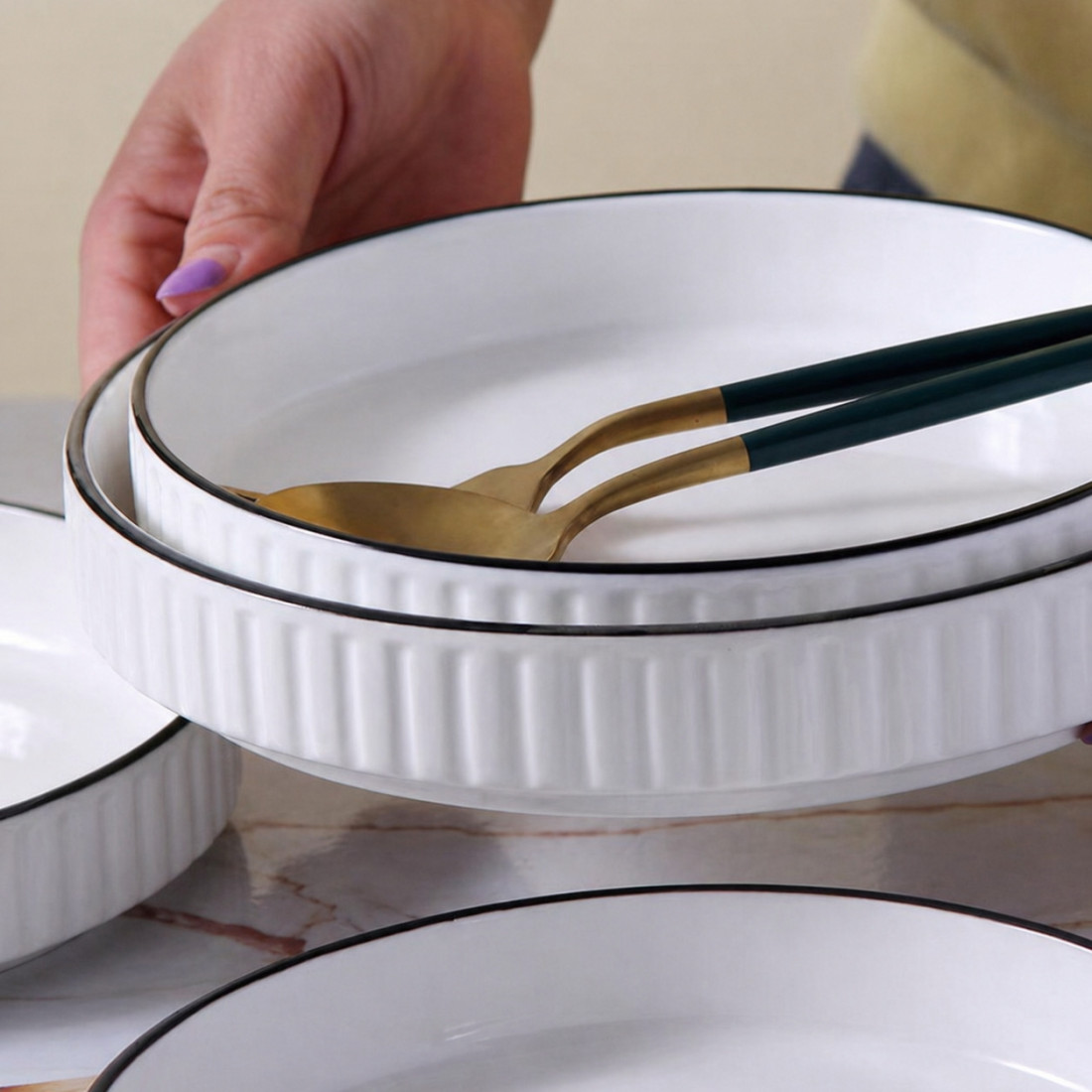 Farfurie ceramica rotunda adanca, design elegant minimalist, cu textura striata, 26 cm, alb