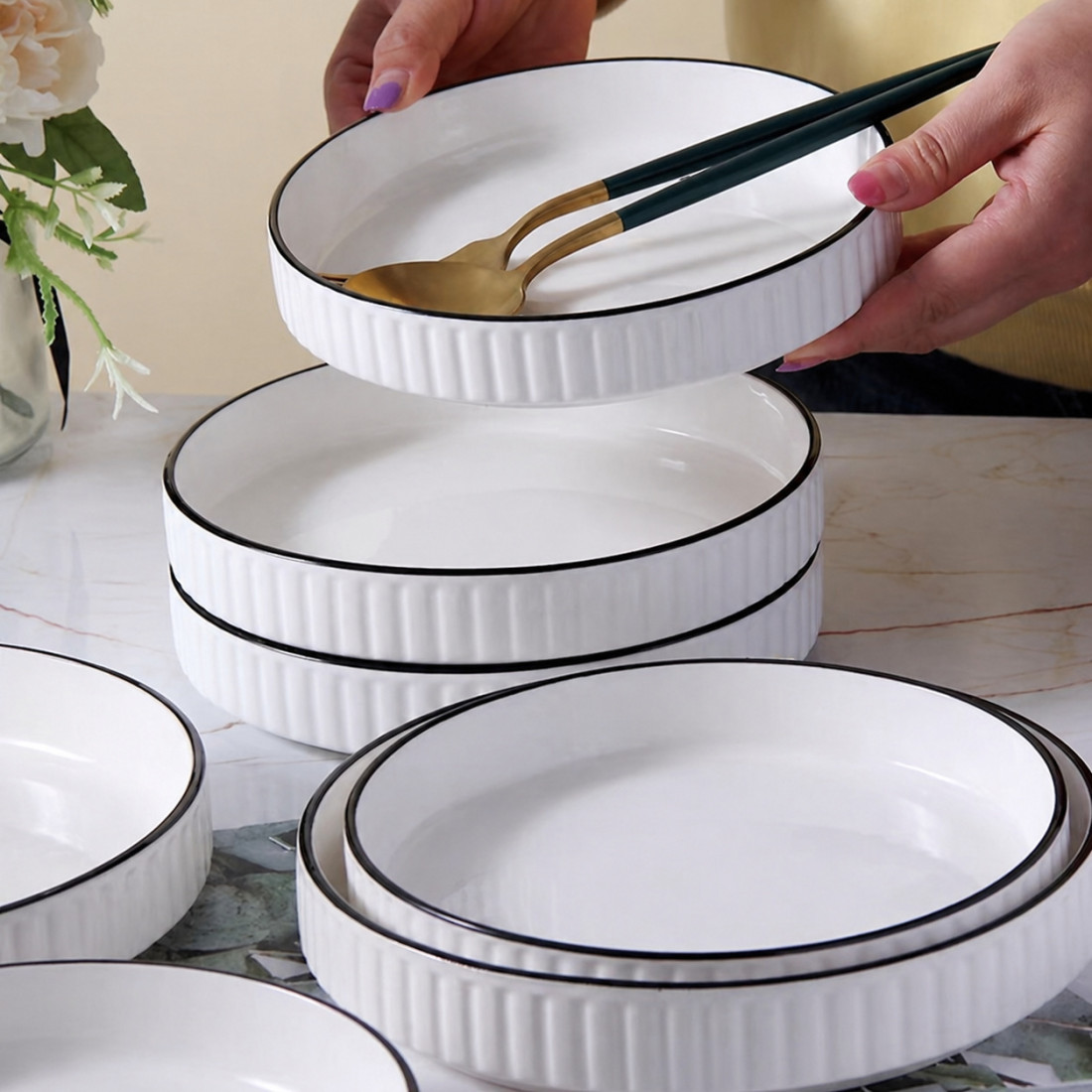 Farfurie ceramica rotunda adanca, design elegant minimalist, cu textura striata, 26 cm, alb