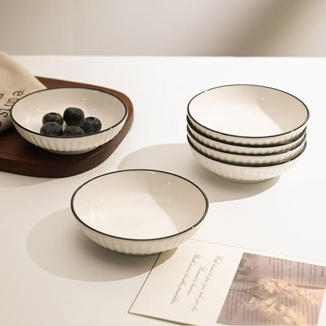 Farfurie ceramica, design elegant minimalist, cu textura striata, 10 cm diametru, 3 cm inaltime, alb