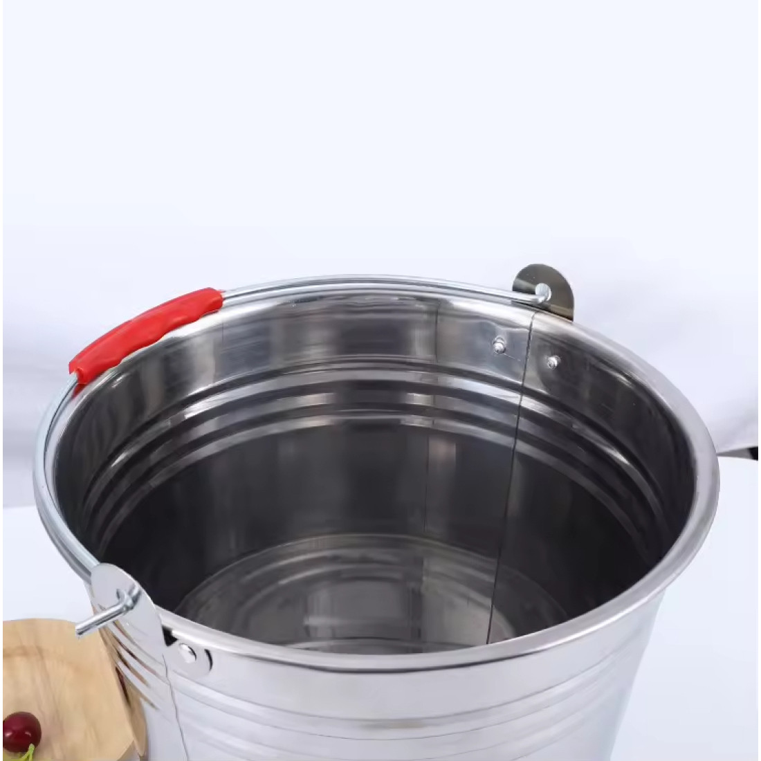 Galeata inox 10L cu maner metalic, rezistenta la rugina si coroziune, durabila, usor de curatat, diametru 30 cm, dimensiuni 29 x 26 cm Galeata inox 10L cu maner metalic, rezistenta la rugina si coroziune, durabila, usor de curatat, diametru 30 cm, dimensiuni 29 x 26 cm