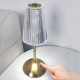 Lampa de birou decorativa aurie cu abajur transparent cu dungi Lampa de birou decorativa aurie cu abajur transparent cu dungi