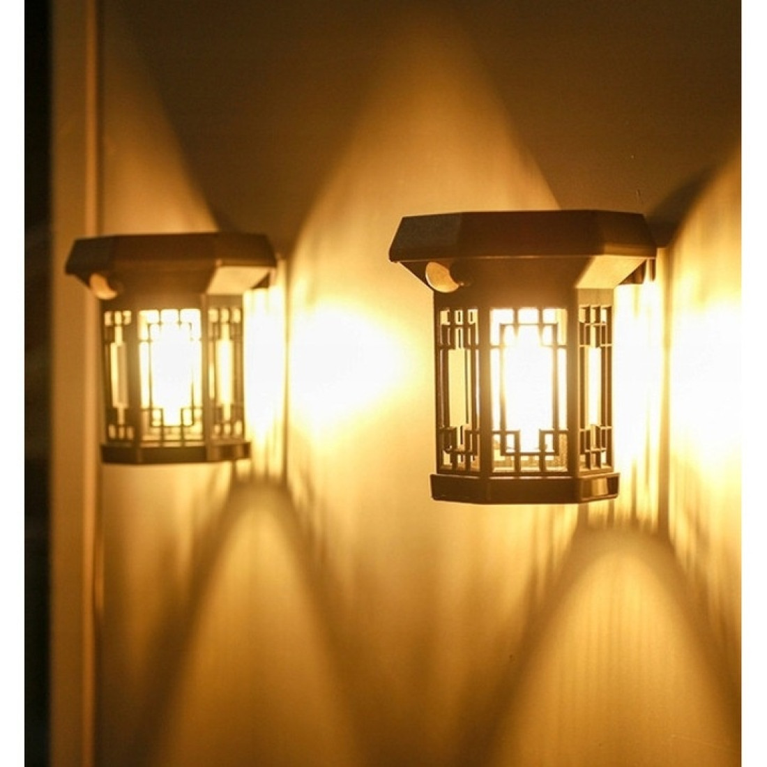 Lampa solara LED pentru exterior, lumina calda, suspendare sau montaj pe perete, rezistenta la apa, design elegant negru Lampa solara LED pentru exterior, lumina calda, suspendare sau montaj pe perete, rezistenta la apa, design elegant negru
