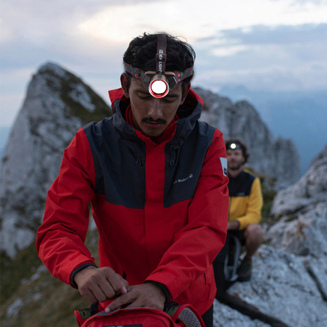 Lanterna Frontala LED Premium cu Zoom Telescopic, 5150 lm, USB Type-C, IPX5, 3 Moduri de Iluminare, Acumulator 1200 mAh, Raza pana la 700 m, Ideala pentru Camping, Pescuit, Ciclism si Alergare Lanterna Frontala LED Premium cu Zoom Telescopic, 5150 lm, USB Type-C, IPX5, 3 Moduri de Iluminare, Acumulator 1200 mAh, Raza pana la 700 m, Ideala pentru Camping, Pescuit, Ciclism si Alergare