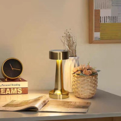 Lampa de masa LED reincarcabila cu USB Type-C, lumina calda, corp din aluminiu, 9 x 9 x 21 cm, argintiu Lampa de masa LED reincarcabila cu USB Type-C, lumina calda, corp din aluminiu, 9 x 9 x 21 cm, argintiu