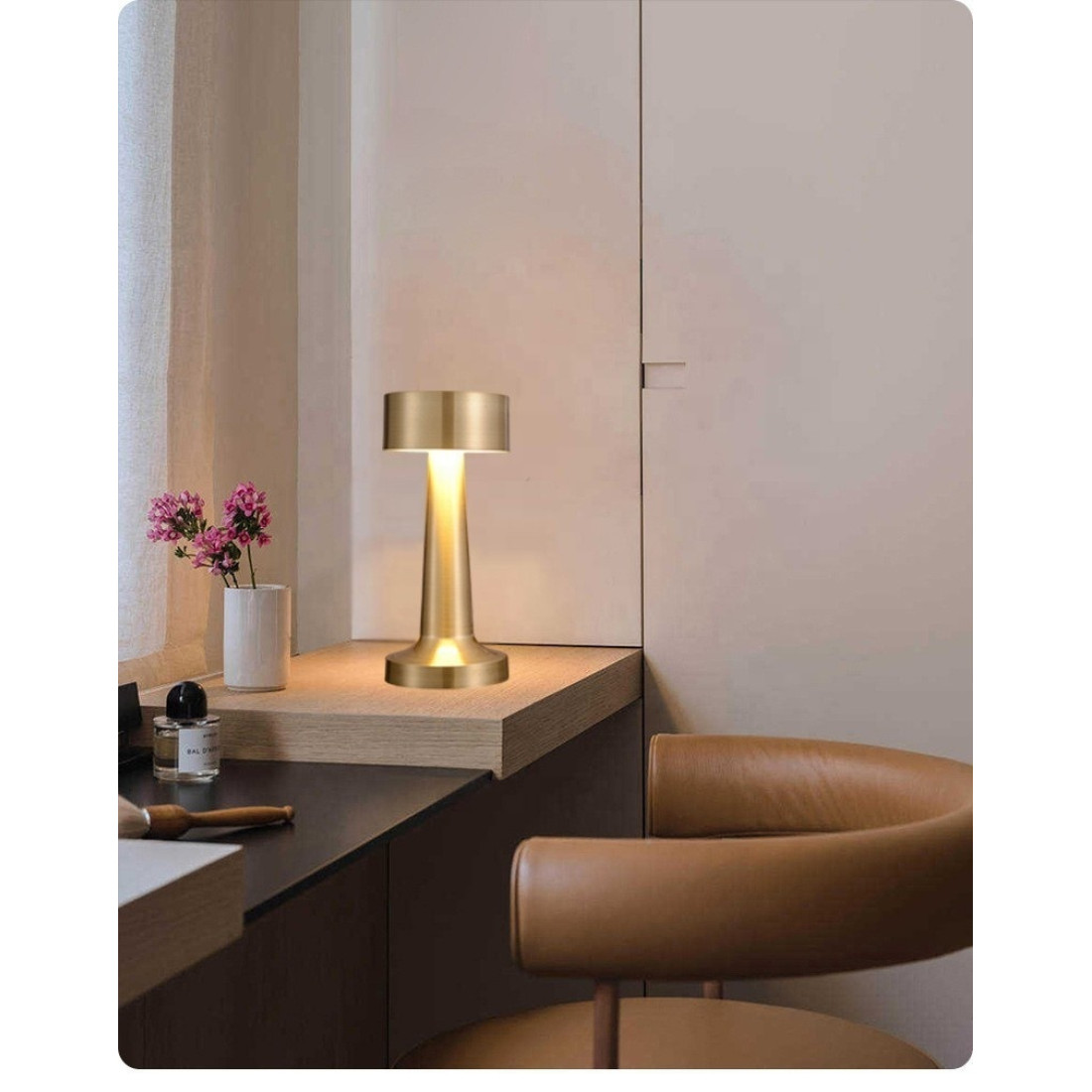 Lampa de masa LED reincarcabila cu USB Type-C, lumina calda, corp din aluminiu, 9 x 9 x 21 cm, auriu Lampa de masa LED reincarcabila cu USB Type-C, lumina calda, corp din aluminiu, 9 x 9 x 21 cm, auriu
