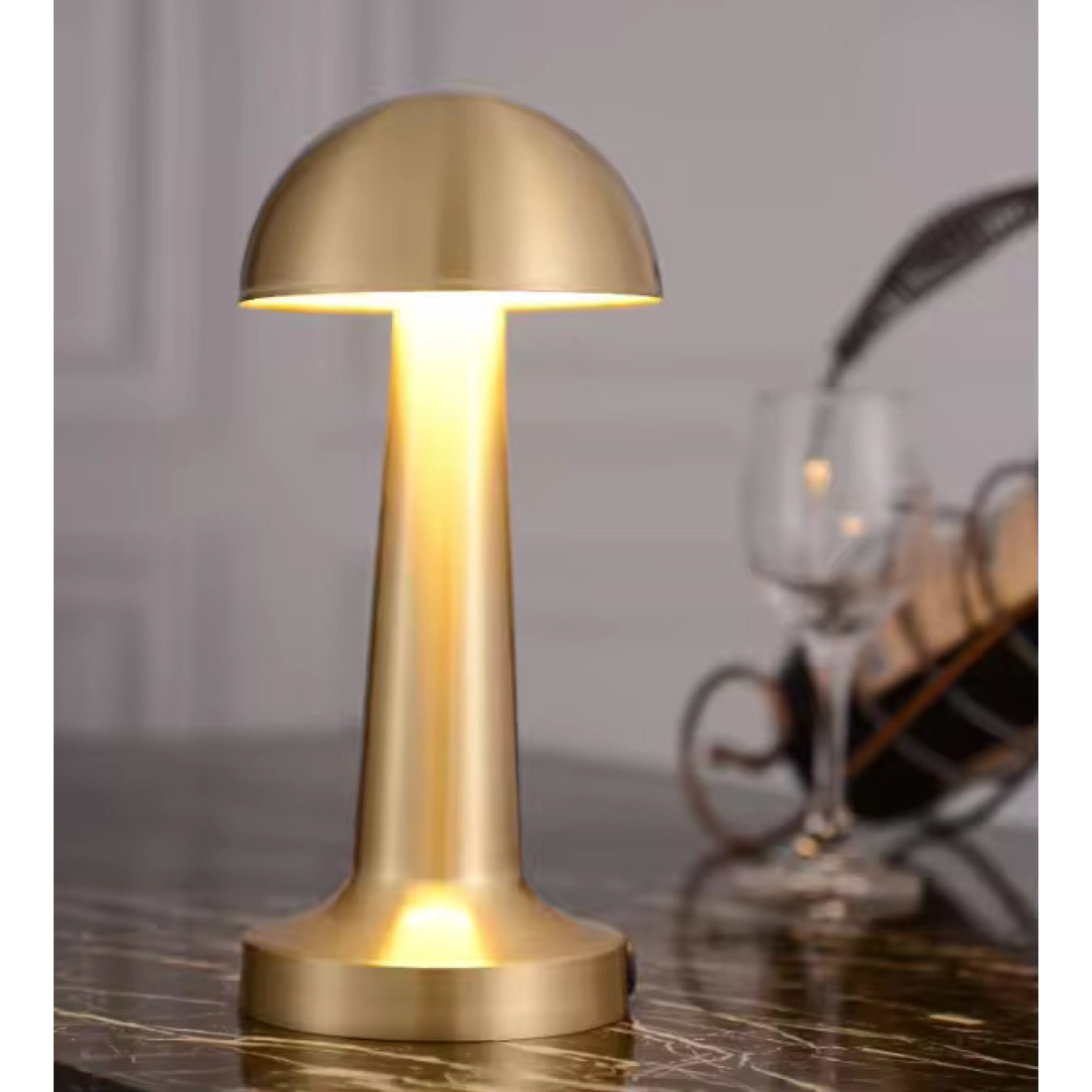 Lampa de masa LED reincarcabila cu USB Type-C, lumina calda, corp din aluminiu, 9 x 9 x 21 cm, auriu Lampa de masa LED reincarcabila cu USB Type-C, lumina calda, corp din aluminiu, 9 x 9 x 21 cm, auriu