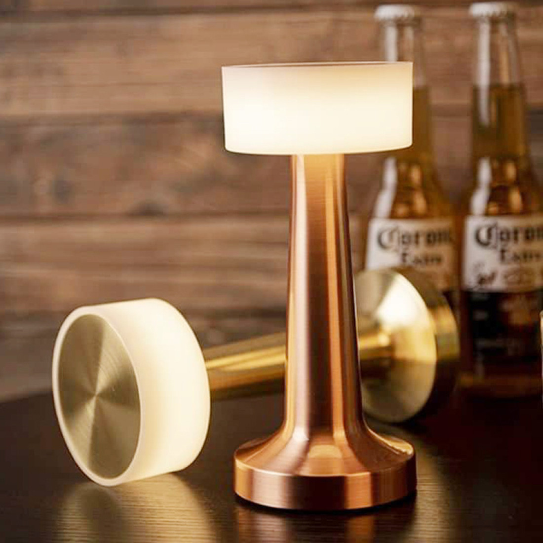 Lampa de masa LED reincarcabila cu USB Type-C, lumina calda, corp din aluminiu, 9 x 9 x 21 cm, bronz Lampa de masa LED reincarcabila cu USB Type-C, lumina calda, corp din aluminiu, 9 x 9 x 21 cm, bronz