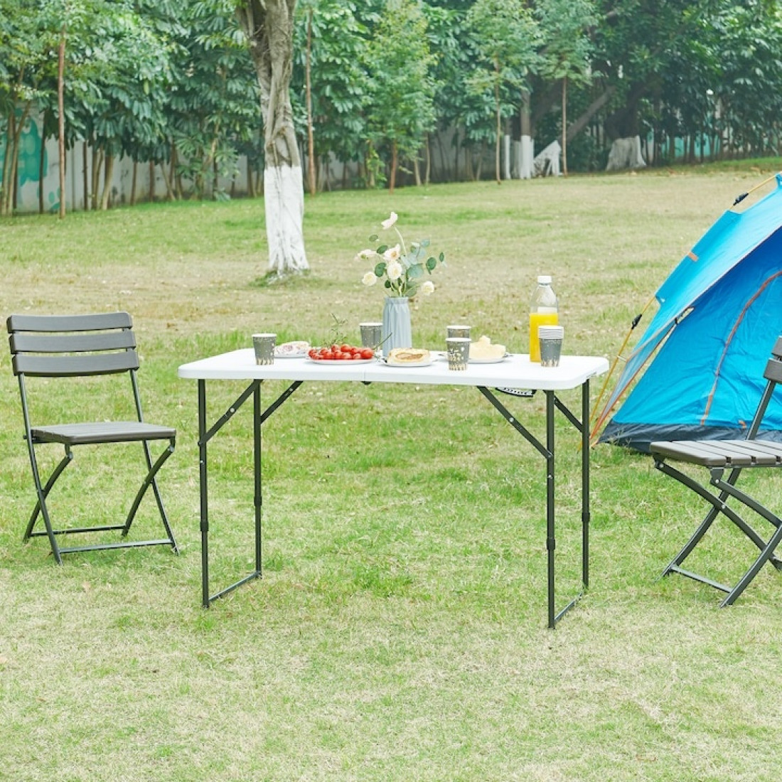 Masa pliabila 120 x 60 cu inaltime reglabila in 2 trepte (60cm, 74cm), portabila, maner de prindere, structura metalica, blat din plastic rezistent, usor de transportat, alb Masa pliabila 120 x 60 cu inaltime reglabila in 2 trepte (60cm, 74cm), portabila, maner de prindere, structura metalica, blat din plastic rezistent, usor de transportat, alb