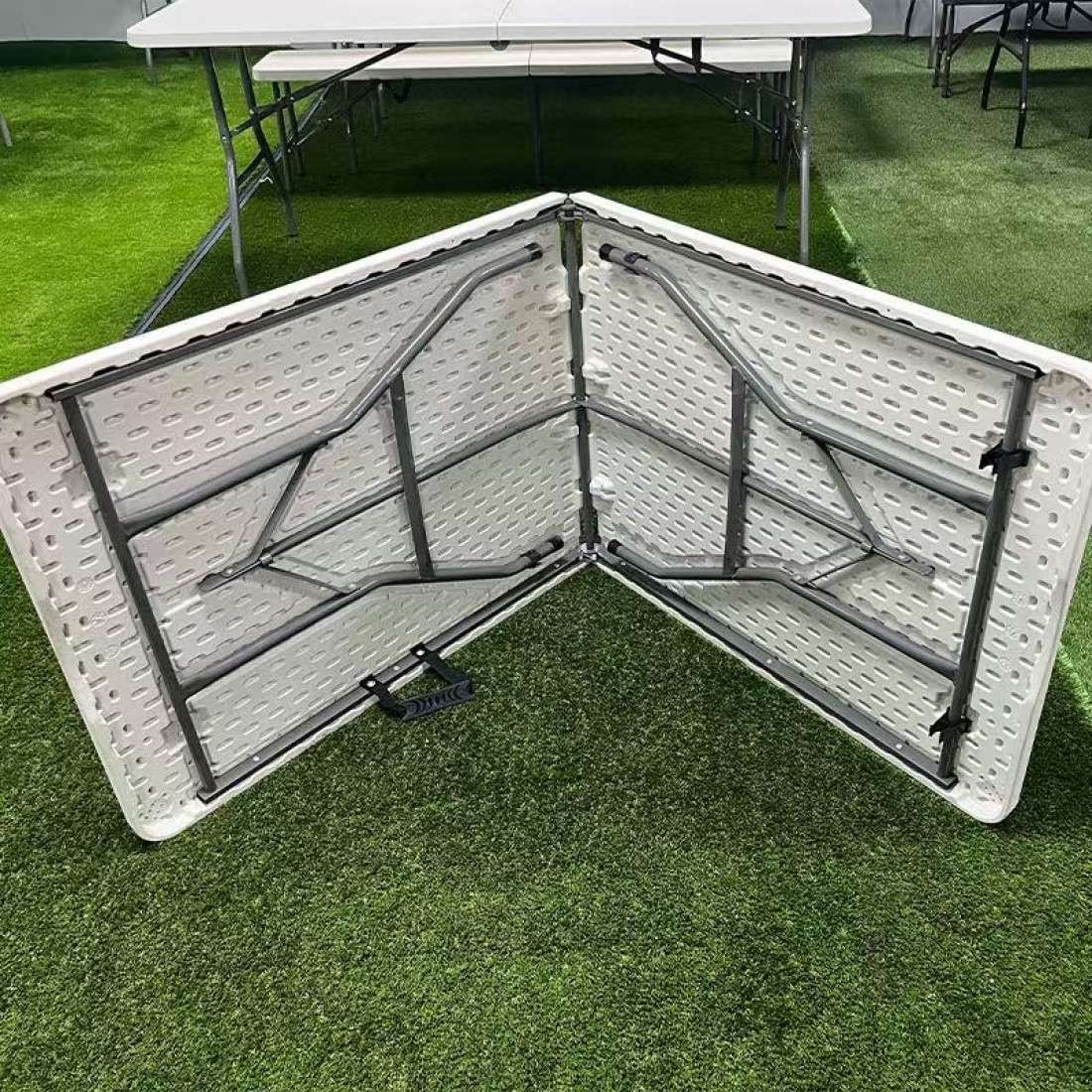 Masa pliabila 152 x 70 x 74 cm, portabila, structura metalica, blat din plastic rezistent, usor de transportat, alb Masa pliabila 152 x 70 x 74 cm, portabila, structura metalica, blat din plastic rezistent, usor de transportat, alb