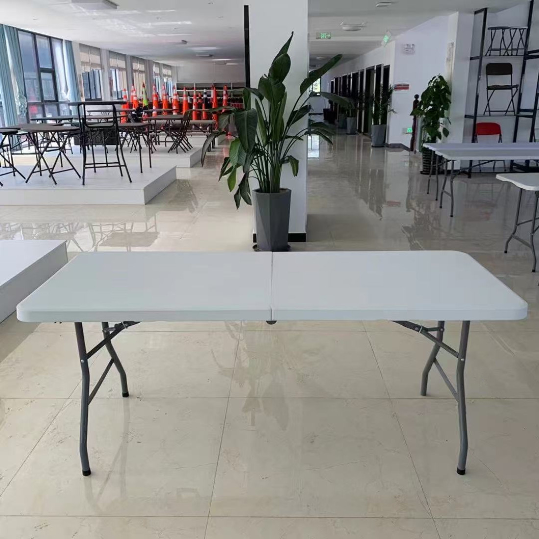 Masa pliabila 152 x 70 x 74 cm, portabila, structura metalica, blat din plastic rezistent, usor de transportat, alb Masa pliabila 152 x 70 x 74 cm, portabila, structura metalica, blat din plastic rezistent, usor de transportat, alb