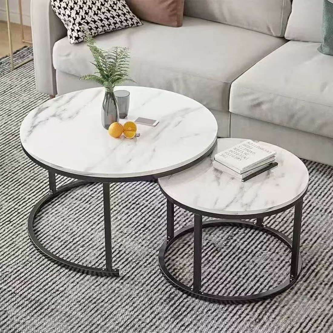 Set 2 masute de cafea suprapuse, blat aspect marmura alba, cadru metalic negru, design modern, 70 x 44 cm + 50 x 36,5 cm Set 2 masute de cafea suprapuse, blat aspect marmura alba, cadru metalic negru, design modern, 70 x 44 cm + 50 x 36,5 cm