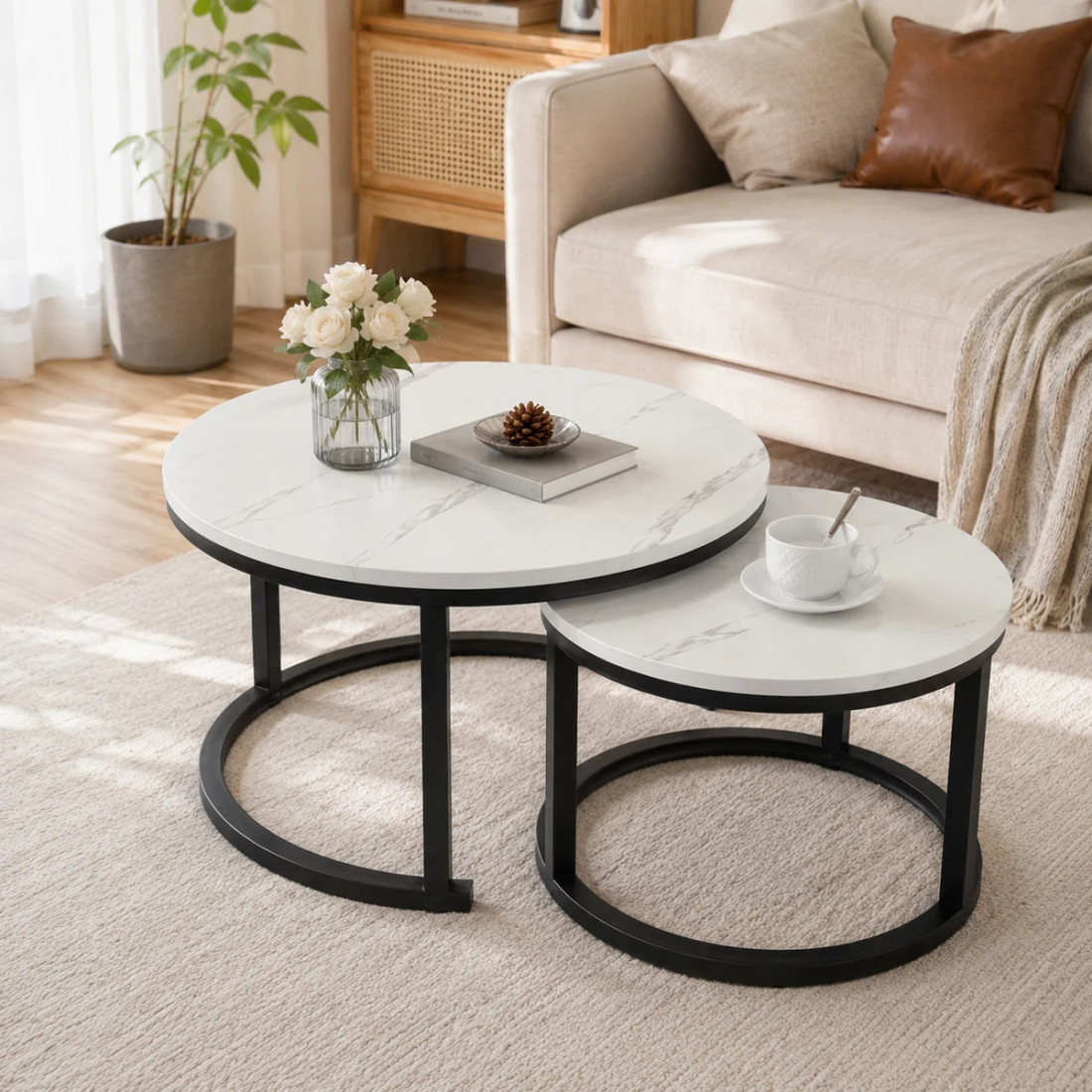 Set 2 masute de cafea suprapuse, blat aspect marmura alba, cadru metalic negru, design modern, 70 x 44 cm + 50 x 36,5 cm Set 2 masute de cafea suprapuse, blat aspect marmura alba, cadru metalic negru, design modern, 70 x 44 cm + 50 x 36,5 cm