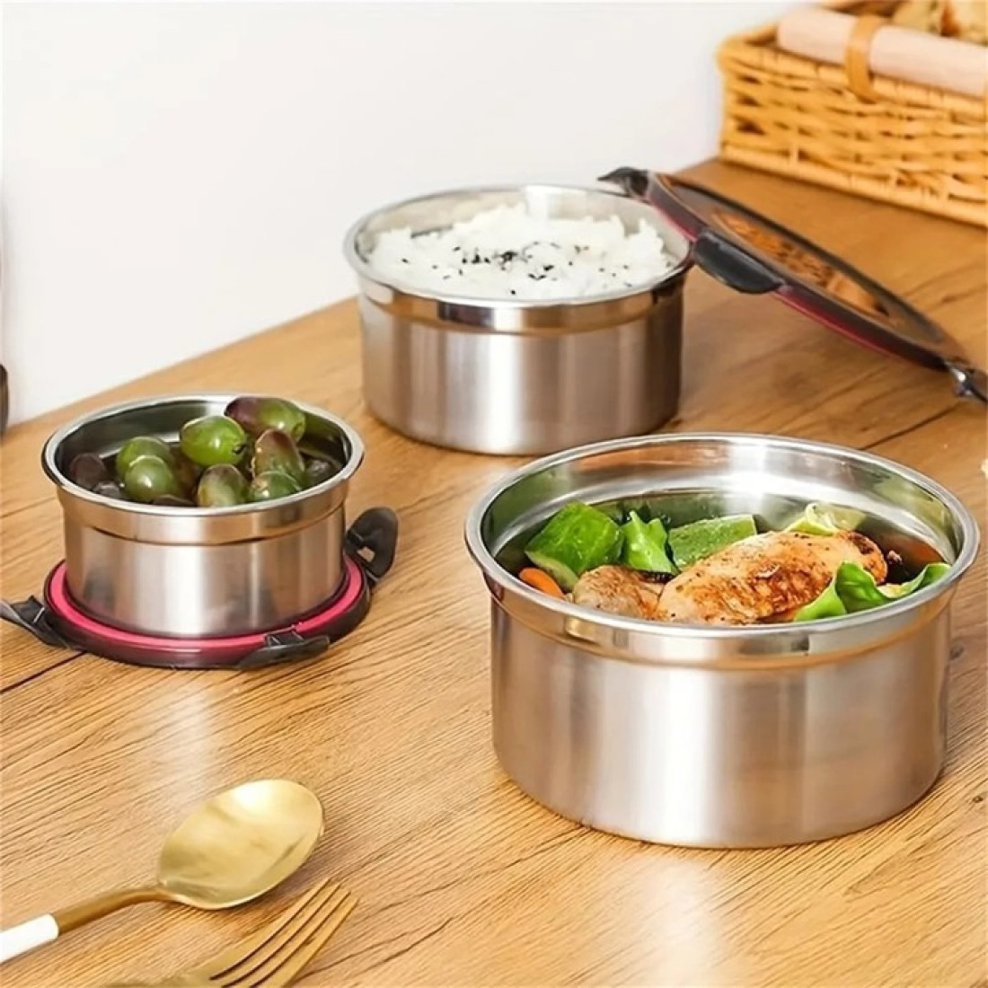 Set 3 caserole din inox cu capac si sistem de inchidere, 350 ml + 600ml + 1000ml, pentru pastrarea alimentelor Set 3 caserole din inox cu capac si sistem de inchidere, 350 ml + 600ml + 1000ml, pentru pastrarea alimentelor