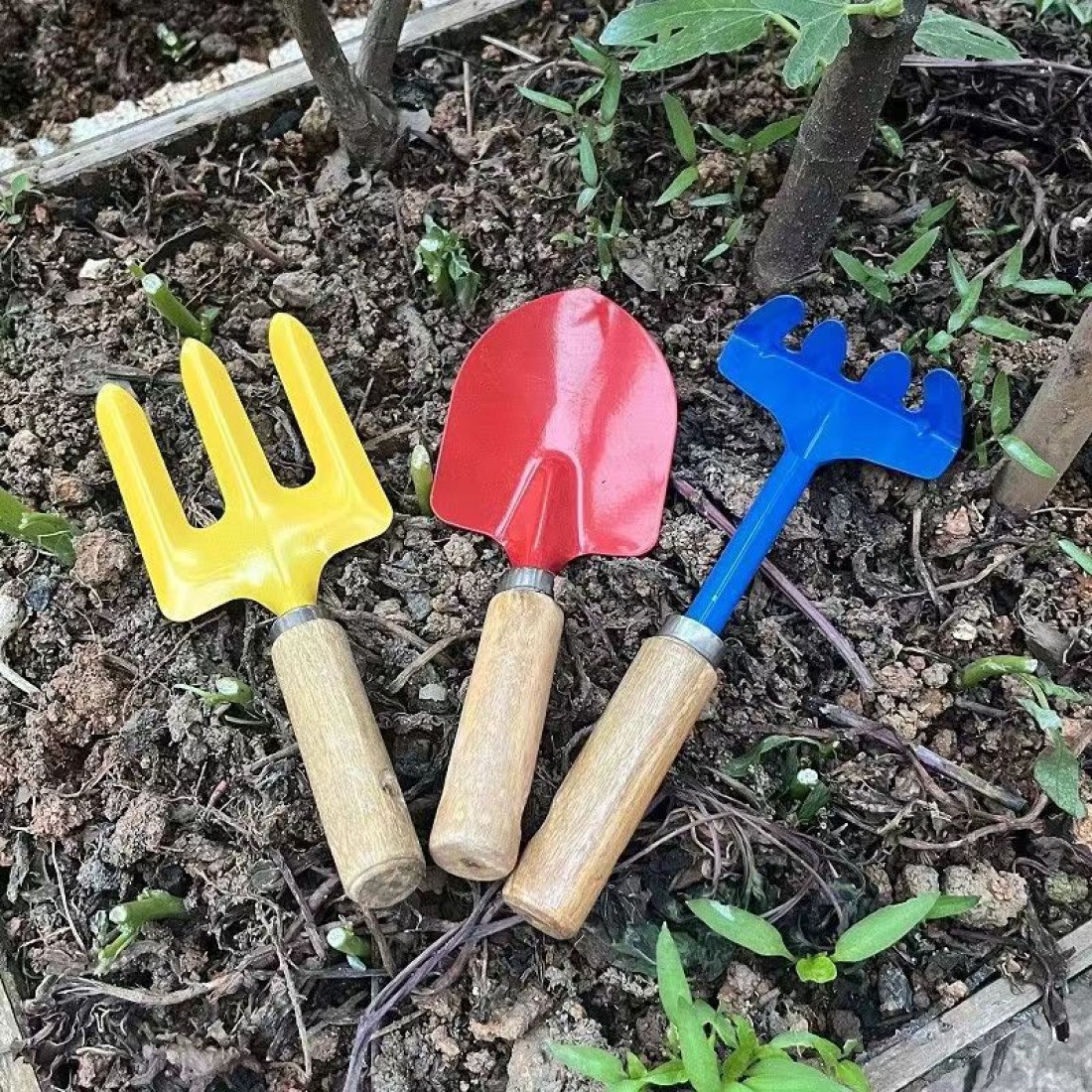 Set 3 Mini Unelte de Gradina Multicolore cu Manere din Lemn - Grebla, Furculita si Lopatica Set 3 Mini Unelte de Gradina Multicolore cu Manere din Lemn - Grebla, Furculita si Lopatica