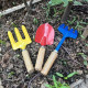 Set 3 Mini Unelte de Gradina Multicolore cu Manere din Lemn - Grebla, Furculita si Lopatica Set 3 Mini Unelte de Gradina Multicolore cu Manere din Lemn - Grebla, Furculita si Lopatica