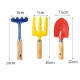 Set 3 Mini Unelte de Gradina Multicolore cu Manere din Lemn - Grebla, Furculita si Lopatica Set 3 Mini Unelte de Gradina Multicolore cu Manere din Lemn - Grebla, Furculita si Lopatica